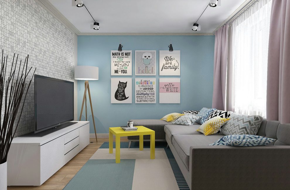 Апартамент със стени в светли цветове и черно -бели тапети