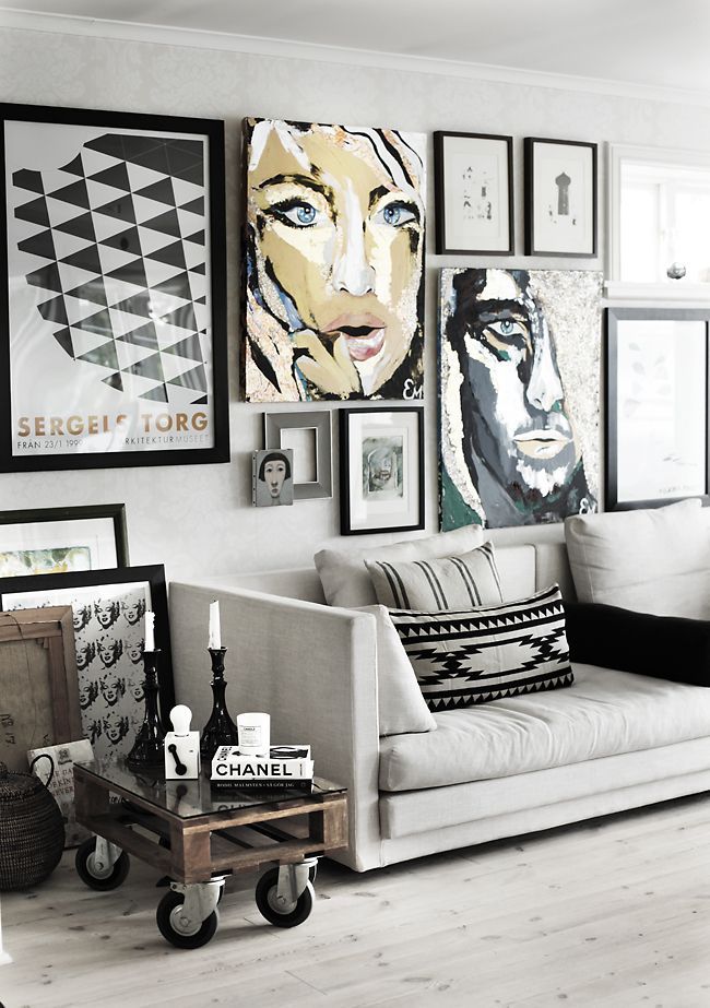 Черно -бели и цветни снимки на стената в хола