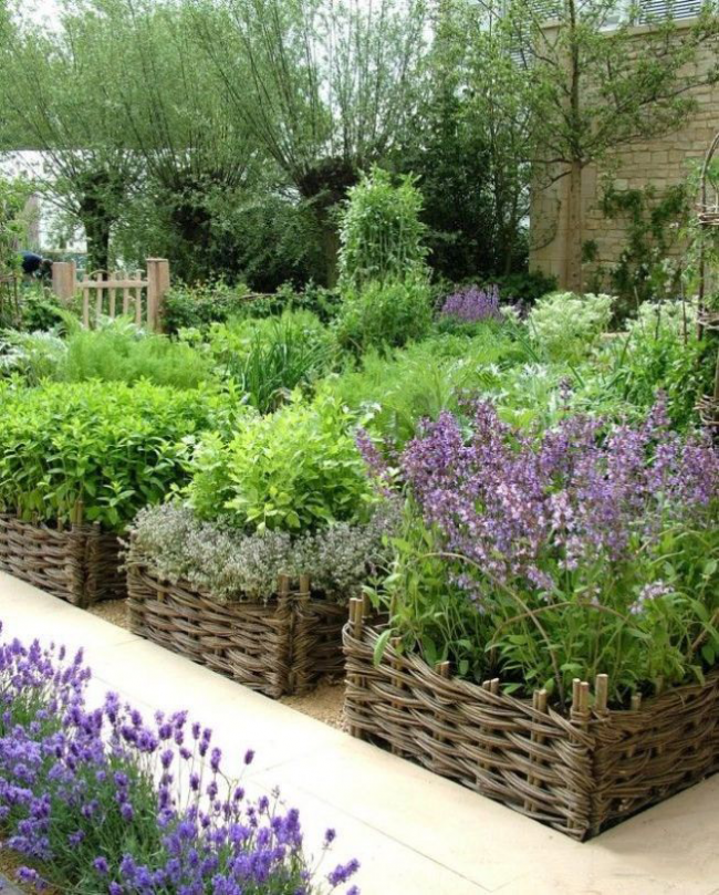 Плетена ограда за градинска цветна градина