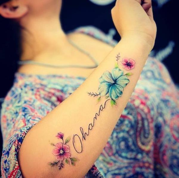 police d'hibiscus coloré de tatouage ohana