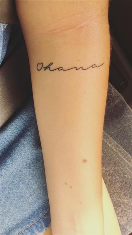 ohana tatouage lettrage minimaliste avant-bras