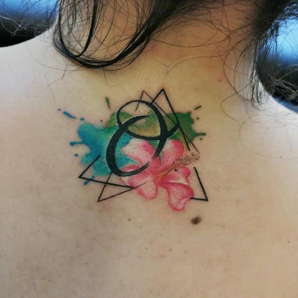 ohana tatouage cou minimaliste hibiscus