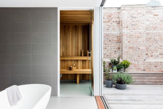 Malá parní místnost spojená s koupelnou na terase