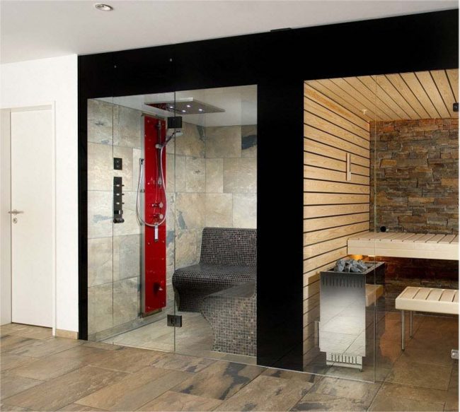 Pohodlné umístění parní místnosti se sprchou uvnitř domu