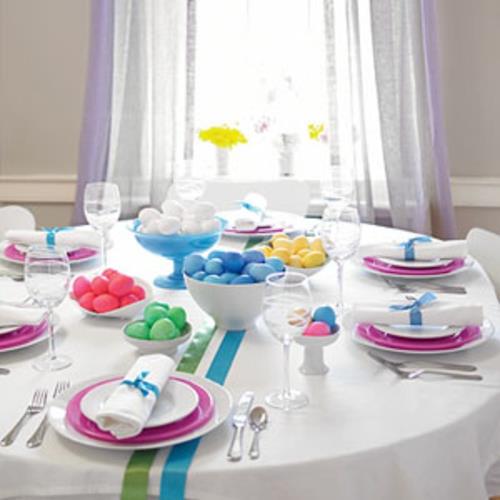 oryginalna dekoracja wielkanocna monochromatyczna dekoracja stołu z jajkami wielkanocnymi;