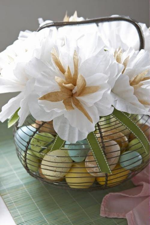 oryginalna dekoracja wielkanocna metalowy koszyk wielkanocny pisanki białe ozdobne kwiaty