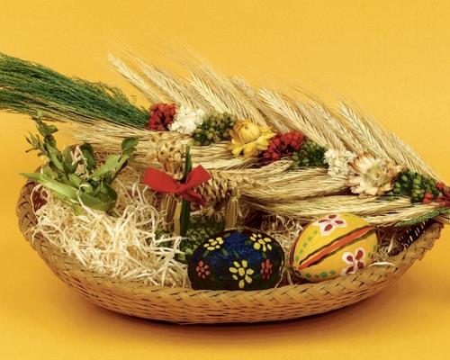 oryginalna dekoracja wielkanocna kosz wielkanocny kolorowe jajka płatki zbożowe