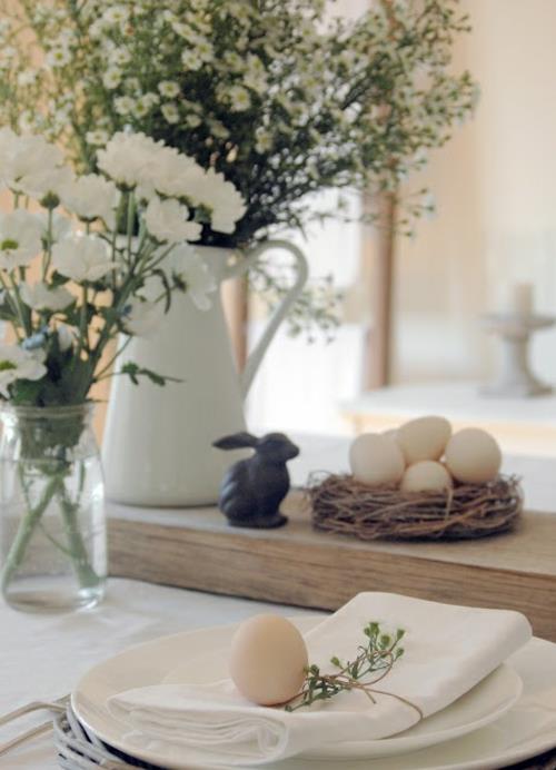 dekoracja wielkanocna dekoracja stołu świeże kwiaty jajka na twardo
