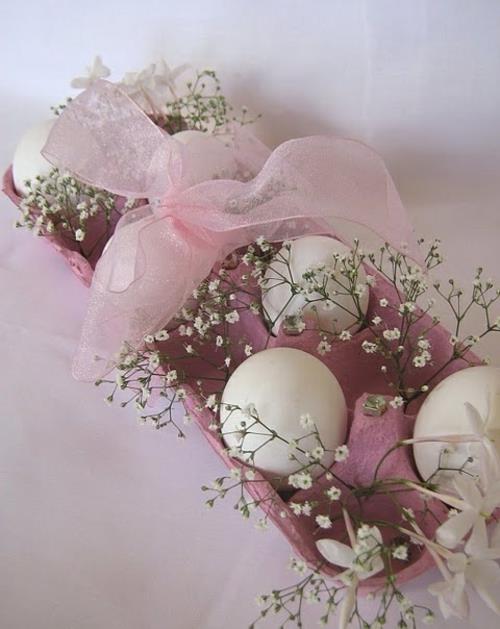 dekoracja wielkanocna delikatne białe jajka różowa wstążka
