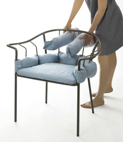 oryginalne metalowe poduszki na krzesła ogrodowe demonstrują eksponat