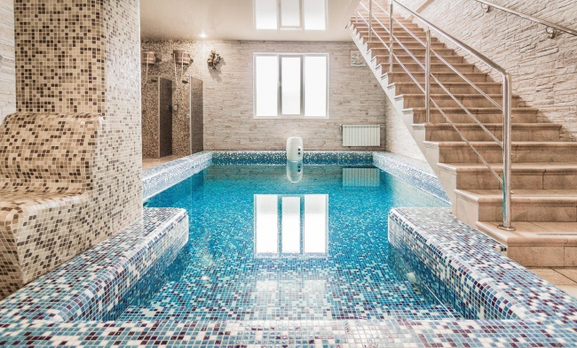 Barevná mozaika v designu turecké parní místnosti s bazénem