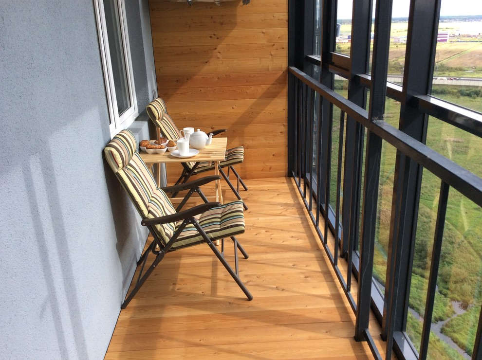 Přírodní dřevo ve výzdobě balkonu zpříjemní jeho interiér