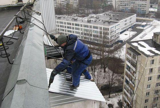 Montáž střechy z vlnité lepenky