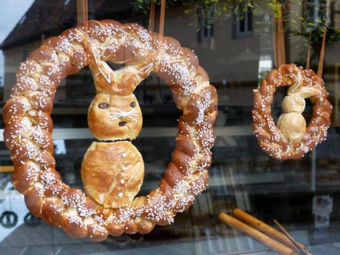 lapin faisant du pain de pâques