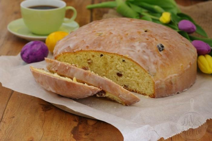 Faire du pain de Pâques avec du glaçage et du café