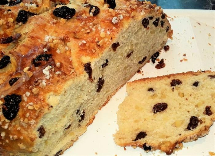 Faire du pain de Pâques avec des raisins secs