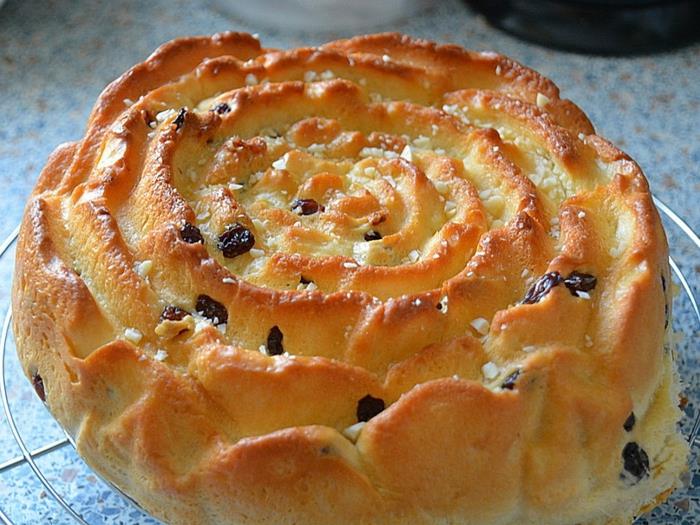 Pain de Pâques faisant du pain aux raisins