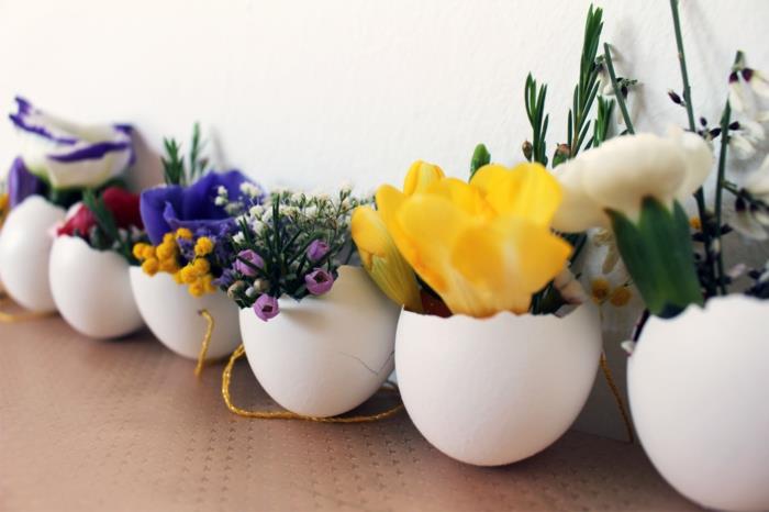 Dekoracje wielkanocne majsterkować skorupki jajek wazony dekoracje kwiatowe świeże kolorowe