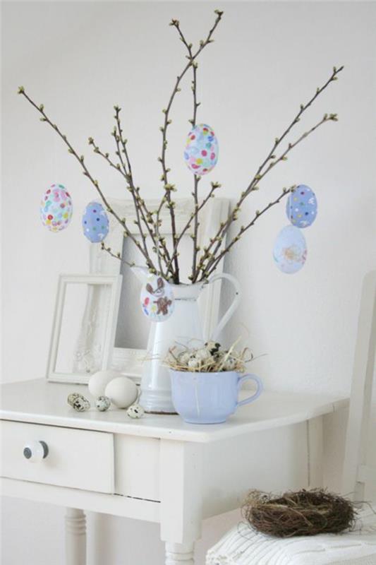 Décorations de Pâques idées bricoler oeufs de pâques branches de printemps oeufs de caille commode rétro chambre