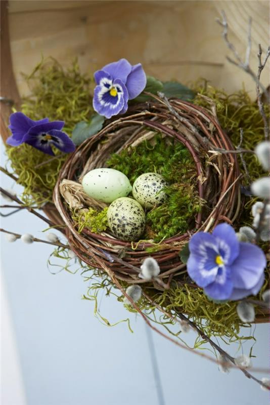 Décorations de Pâques idées bricoler branches de saule puriste guirlande oeufs de caille pensée mousse