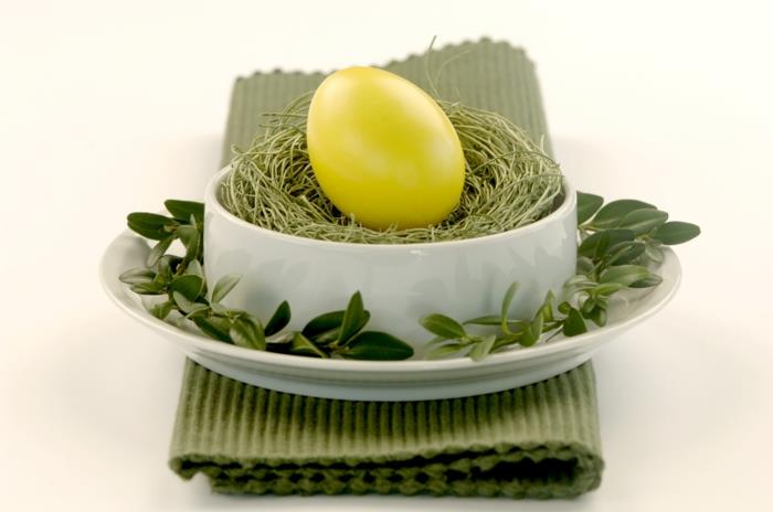 Décorations de Pâques idées bricoler décorations de table oeuf de pâques plantes vertes jaunes