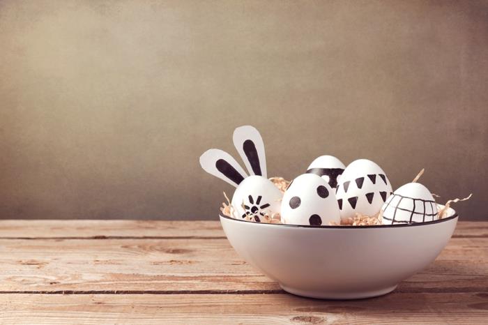 Décorations de Pâques bricoler idées décorations de table oeufs de pâques décorer noir et blanc minimaliste