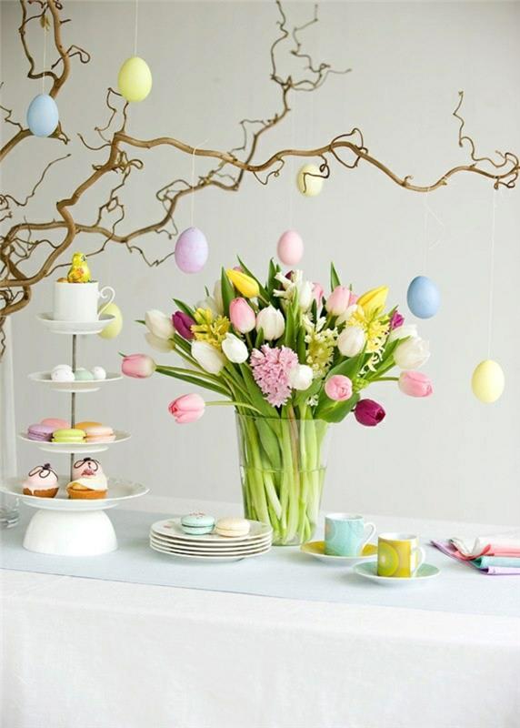 Décorations de Pâques idées bricoler décorations de table oeufs de pâques branches support à gâteaux tulipes oeufs de caille oeufs de pâques