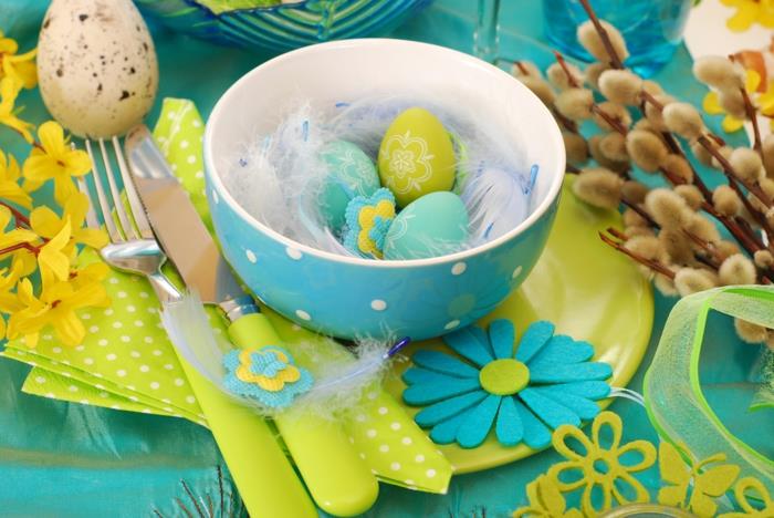 Décorations de Pâques idées bricoler décorations de table vous-même oeufs de pâques bol en porcelaine couverts plume
