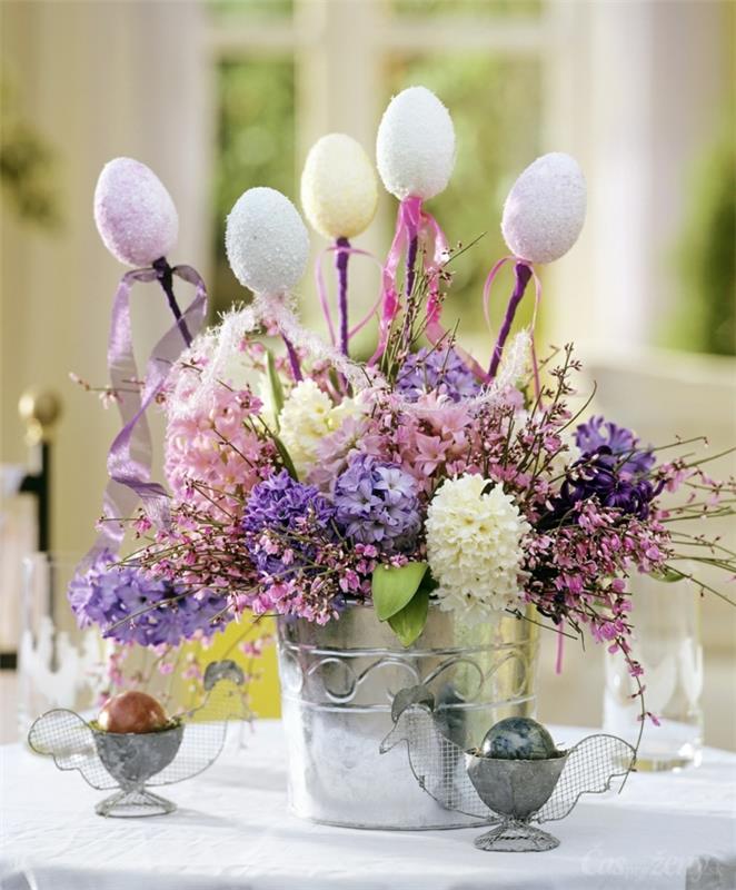 Décoration de Pâques idées bricoleurs décoration de table à faire soi-même vase en étain jacinthe violet blanc rose oeufs de pâques