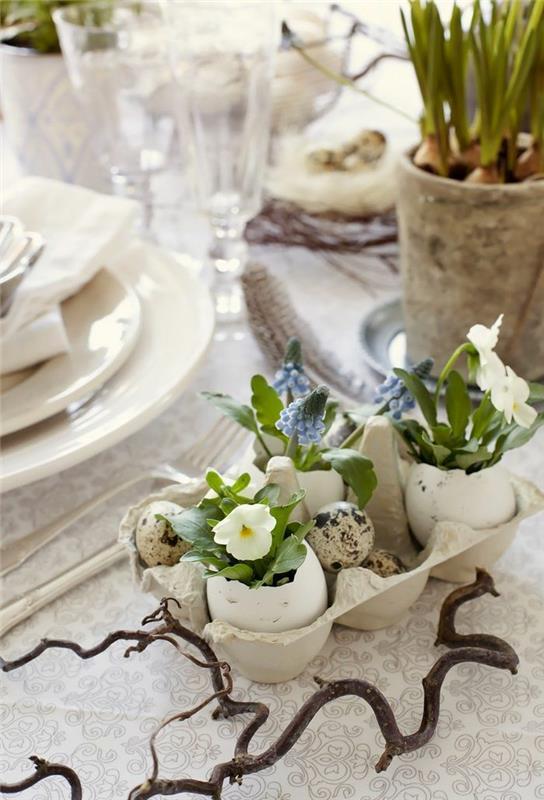 Décorations de Pâques bricoler idées décorations de table faire soi-même oeufs de caille coquilles d'oeufs violettes branches de vigne