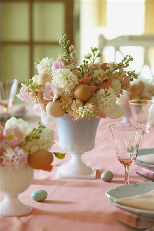 décoration de pâques idées bricoleurs décorations de table vintage fleurs roses blanches verres oeufs de caille oeufs de pâques