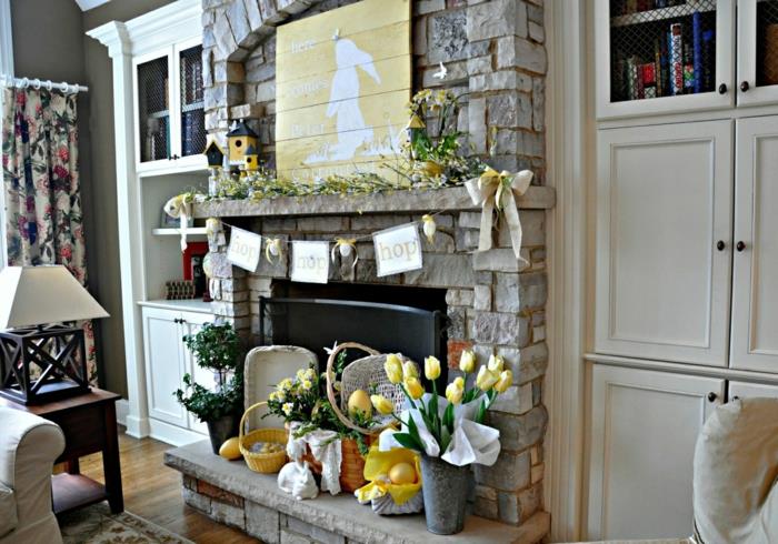 idées de décoration de pâques décorations de table tulipes jaunes oeufs de pâques cheminée