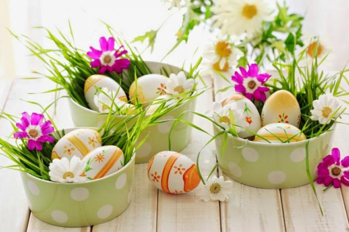 faire la décoration de pâques vous-même décoration de table oeufs de pâques peindre herbe fleurs