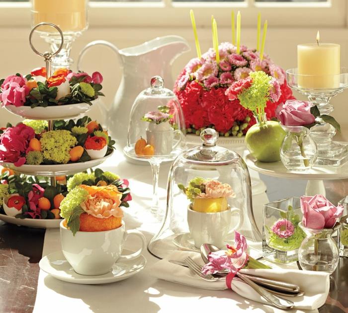dekoracja wielkanocna stół porcelanowy biały tort dzwonki stojak na ciasto wiosenne kwiaty pisanki jajka skorupki