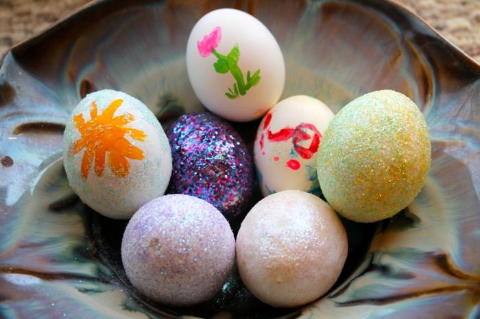 malowanie jajek wielkanocnych dekorowanie rękodzieła w proszku brokatowym z dziećmi