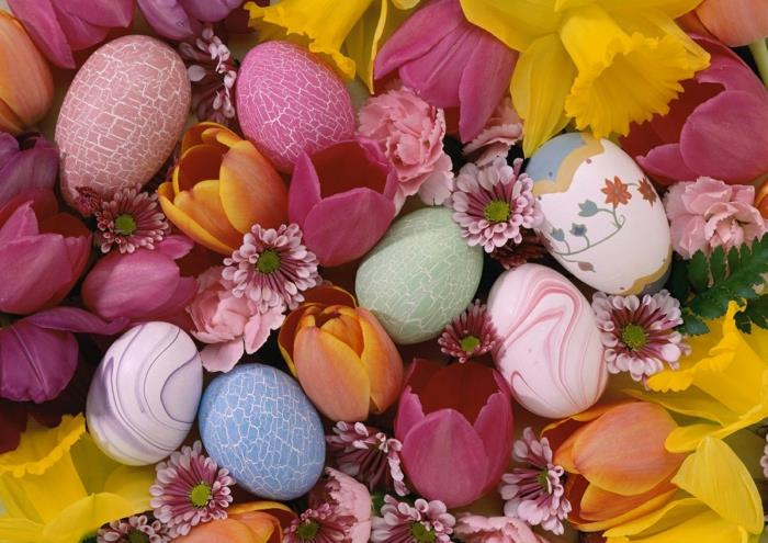 malowanie pisanek dekorowanie jajek pastelowe kolory wiosenne kwiaty