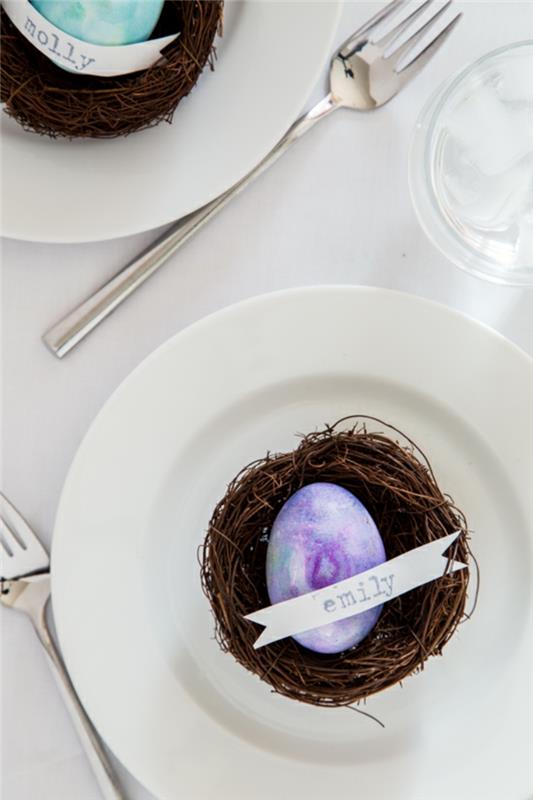 projekt pisanki niebieski fioletowy efekt marmuru gniazdo dekoracji stołu wielkanoc