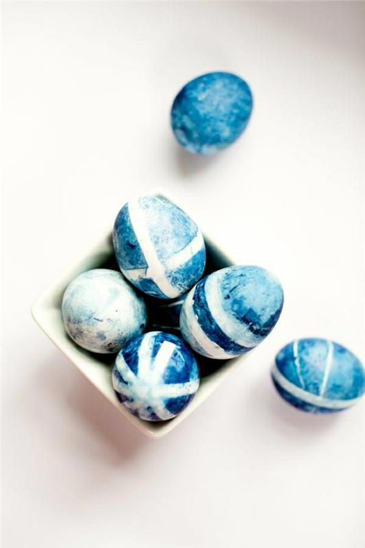 Pisanki w kształcie niebieskie białe jajka udekoruj kolory porcelana miska dekoracja stołu osterdeko