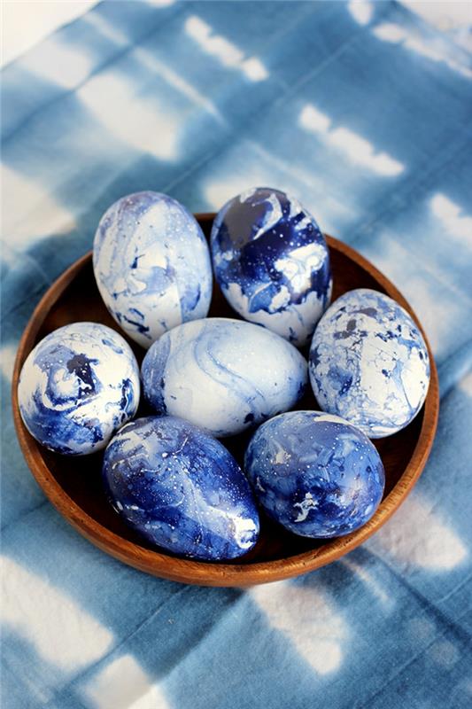 Pisanki kształt niebieskie białe jajka kolor drewniana miska osterdeko