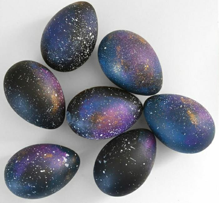 Pisanki w kształcie jajek kolory ciemnoniebieskie gwiaździste niebo