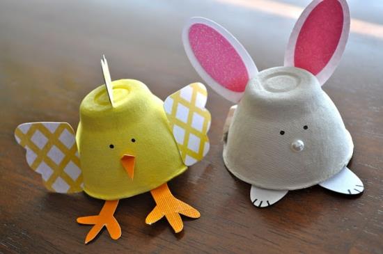 Wielkanocne pisklęta majstrują przy kartonie z jajkami na Wielkanoc