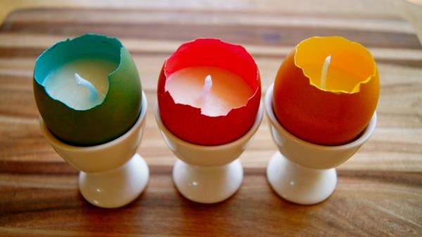 świeczki wielkanocne skorupki jajek jasne kolory białe kubki na jajka