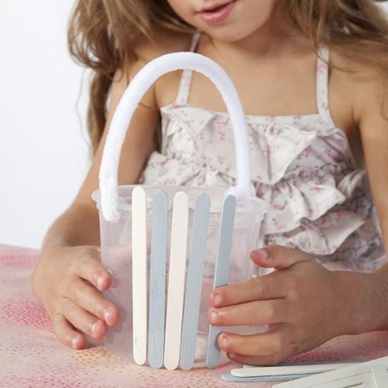 Le bricoleur de panier de Pâques avec les enfants fabrique soi-même des décorations de table