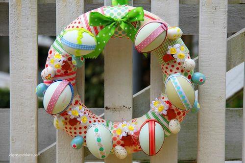 La couronne et les guirlandes de Pâques font des décorations colorées