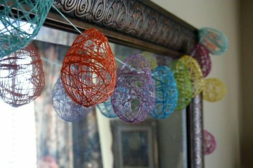 La couronne et les guirlandes de Pâques font du fil coloré fait maison
