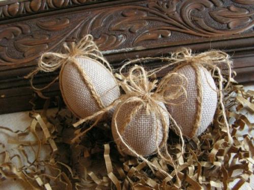 décoration de pâques dans un style campagnard oeufs en jute autre variante