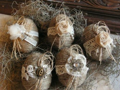 décoration de pâques dans un emballage de jute d'oeufs de style campagnard