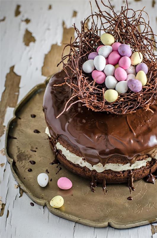 Wielkanocne gniazdo upiec Wielkanocne ciasto z czekoladą