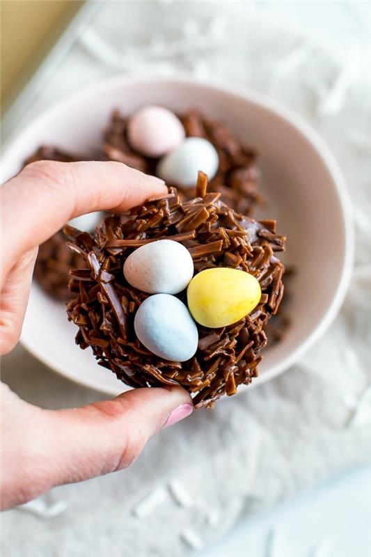 Mini gâteau au chocolat au nid de Pâques