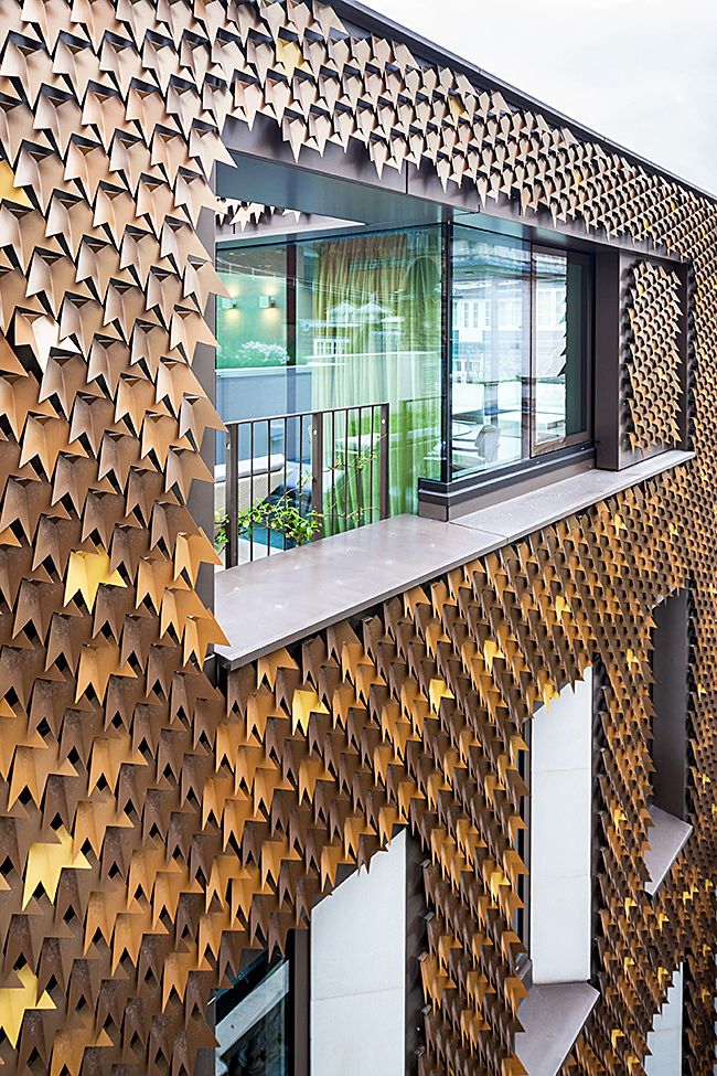 Kovové prvky fasády připomínají tvar vinných listů